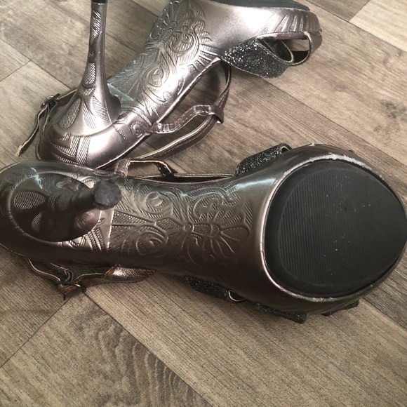 😊 3/$40. LeChateau Platinum silver dress heels - Picture 4 of 5